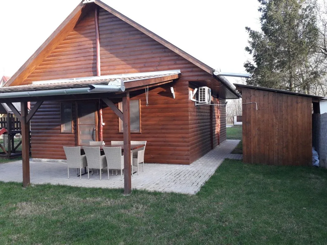 Horgász-nyaraló – rönkfa stílusú nyaraló kerti bútorokkal – Nagyfoki-holtág partján – Nagyfoki nyaraló 96., Szarvas